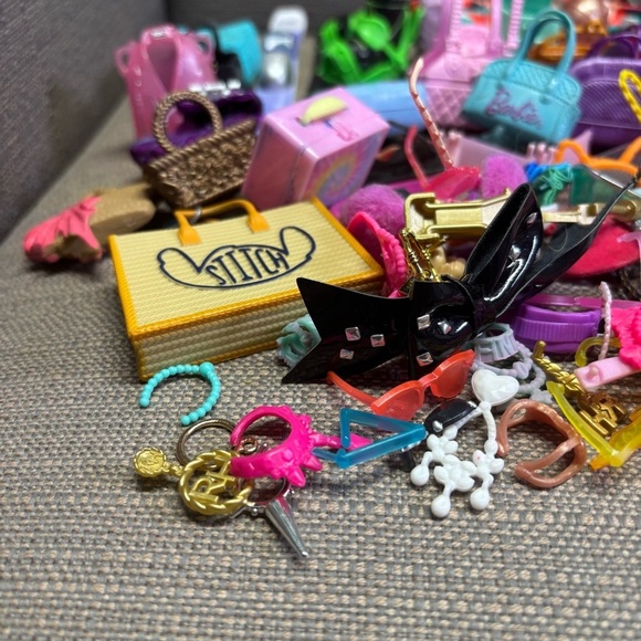 Huge lot of Barbie & Rainbow High Accessories Purses Sunglasses Headbands etc. - Picture 3 of 8